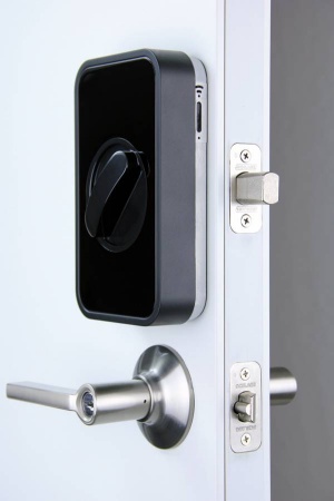 Lockitron se preprosto namesti v vrata in že odklepa ključavnico ter spremlja prihode in odhode.